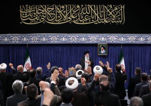 ملت با جهت‌گیری‌های گوناگون سیاسی و وزن متفاوت مذهبی پای ایران عزیز ایستاد