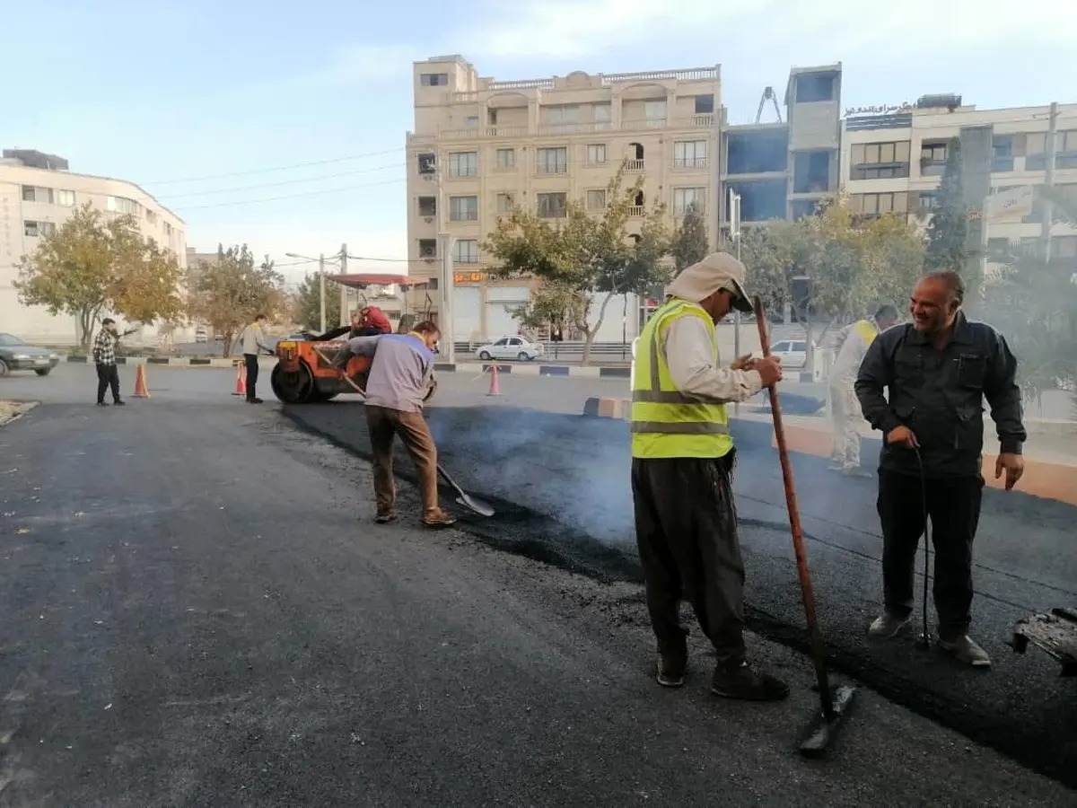 تداوم و تسریع عملیات بهسازی و روکش حفاظتی معابر کلان‌شهر شیراز