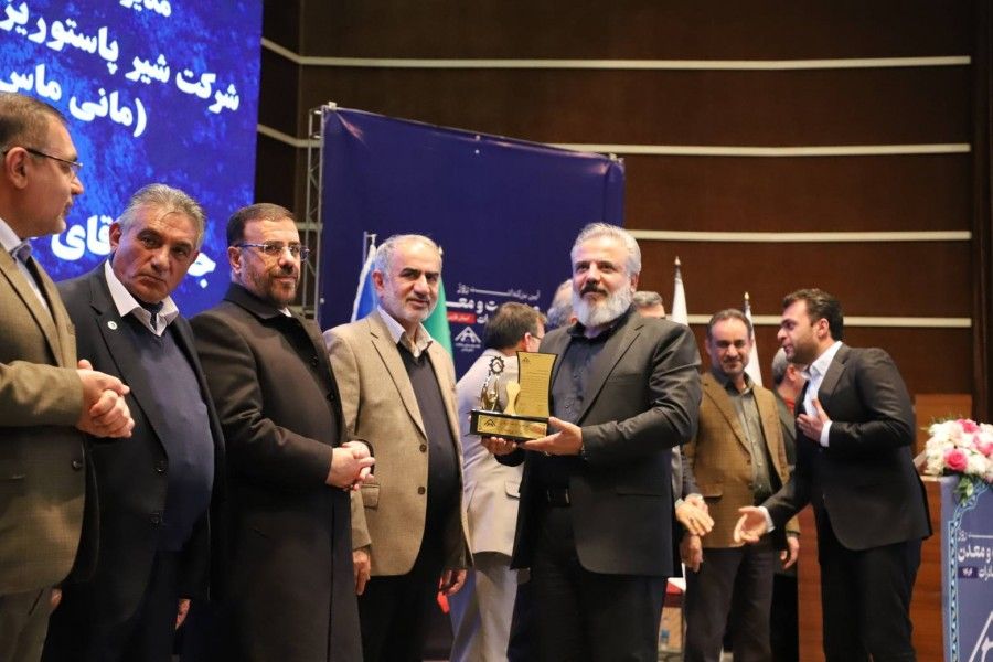 پگاه فارس دو تندیس برتر صنعتی و صادراتی استان فارس را کسب کرد