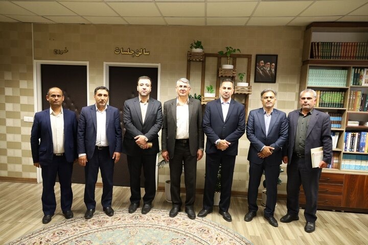 معلمان مسئولیت سنگینی بر دوش جامعه فرهنگی دارند
