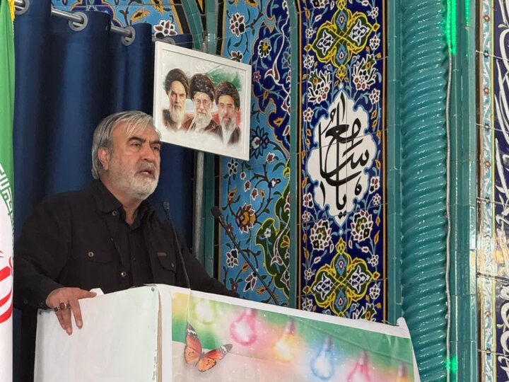 رهبر شهید انقلاب بودن در کنار مردم را به رفتن در پناهگاه و جای امن ترجیح دادند